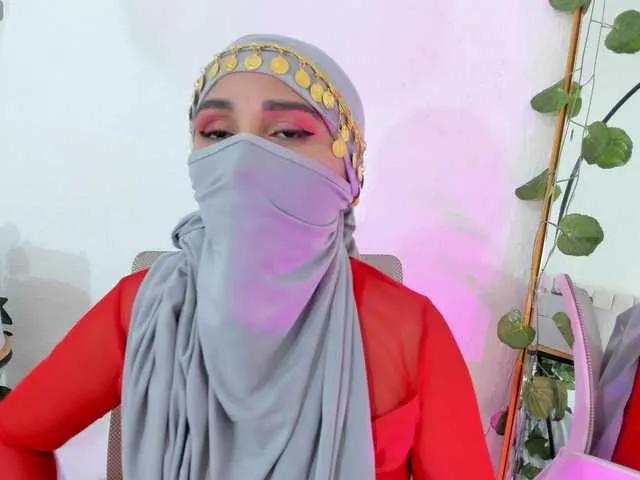 -Alisha — It ignites me a good talk that goes up little by little ... the accomplices looks, safety, mischievous humor and that energy that makes the skin stand without the need to touch.