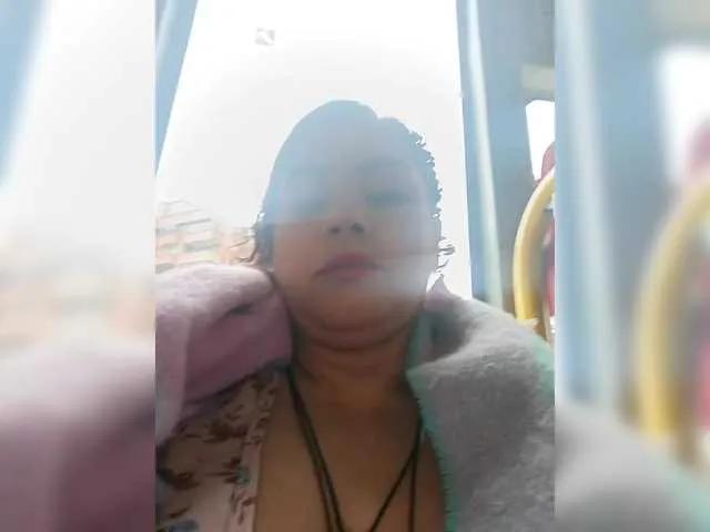 AlexaBrown12 — Las vibraciones del juguete en mi cltoris