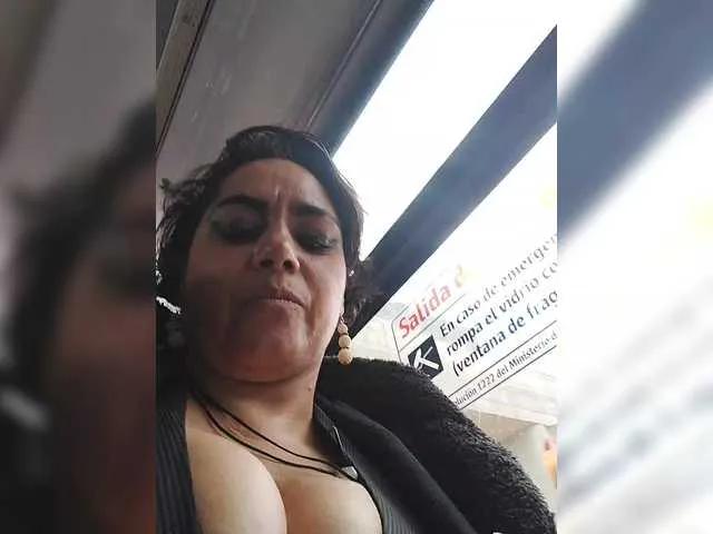 AlexaBrown12 — Las vibraciones del juguete en mi cltoris