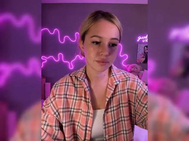 AmyGlad —  Laughter, chocolate and generous people with good energy.

 When someone really listens, not just watches.

 When the chat is live, and everyone feels part of the flow.