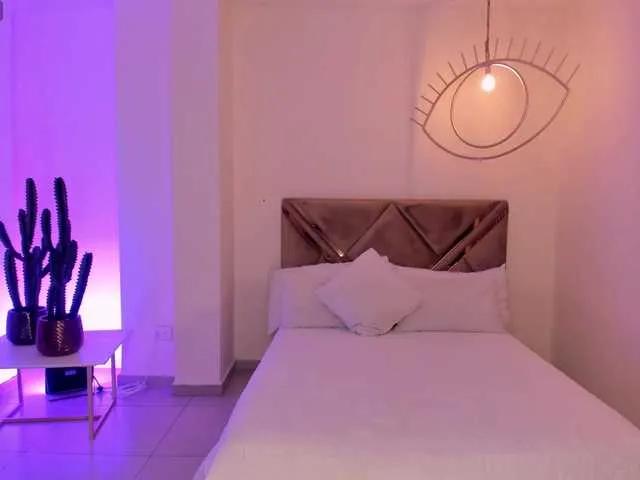 AyshelBrown — Hi everyone, I'm Selene, I hope we can have fun, tell me what you like about my show.