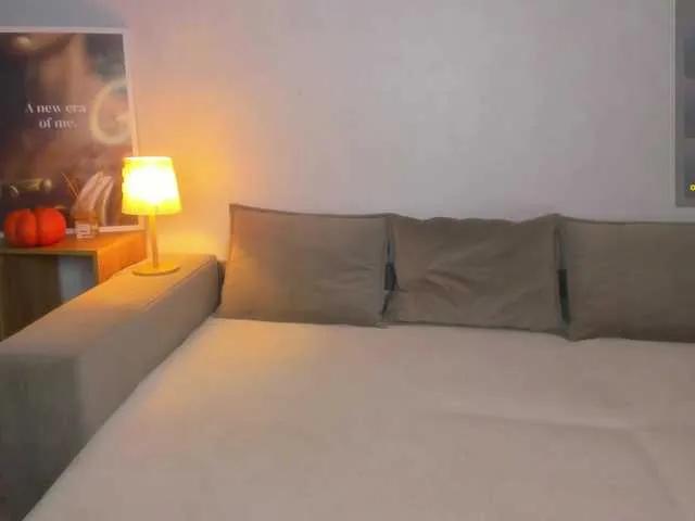 ElinaStarr — I get turned on when a man cares, speaks sincere words and can hug you so that the whole world disappears. When his gaze shows tenderness and he is confident at the same time