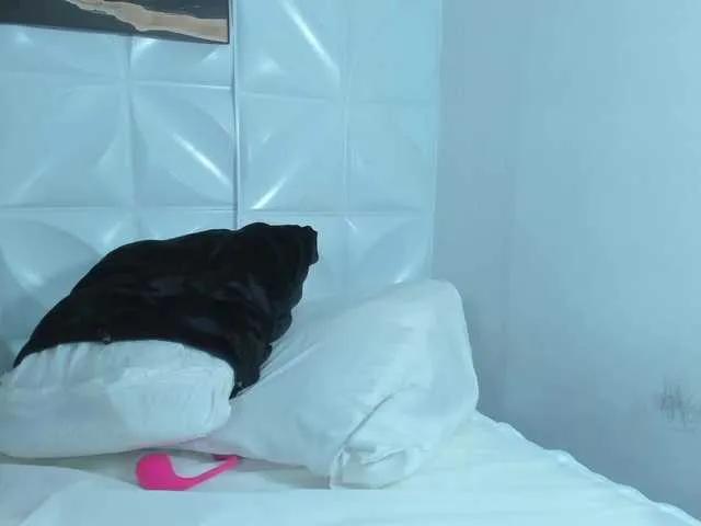 Emma-cartter1 — I'm turned on by a daring mind and hands that know how to wait.
Deep gazes, deliberate silences, and words that hint at more than they say.
It's not just about the body... it's about the chemistry.