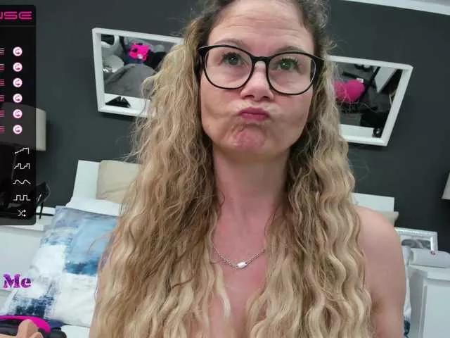 IzzyMendosa on BongaCams 