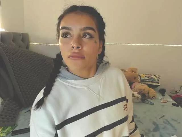 Freechat laurencamila1 on BongaCams
