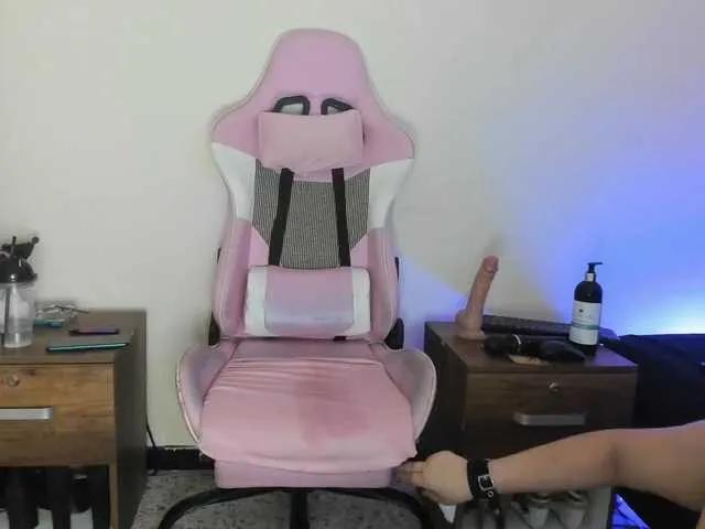 Offline Liily-moore on BongaCams