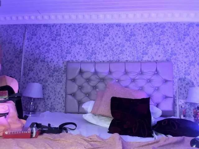 LunaDuquee — I am lit by intense looks, conversations with mischief and chemistry that feels without saying a word. I enjoy the game of seduction, complicity and that mixture of mystery with confidence that makes everything more intense.