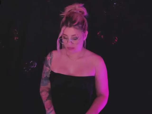 MadisonKane — I love meeting new people, having interesting conversations, and sharing exciting moments together.