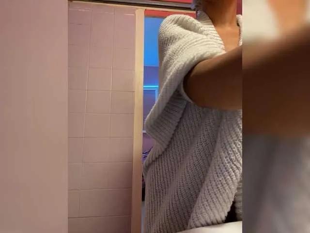 Offline Robineee13 on BongaCams