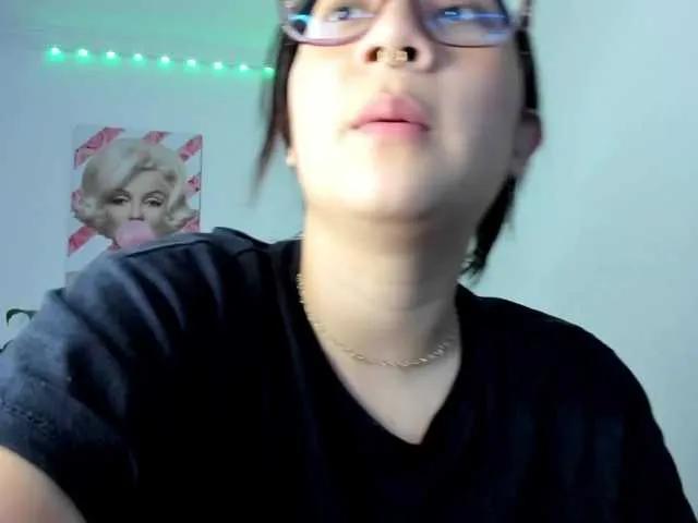 Freechat rouse-red on BongaCams