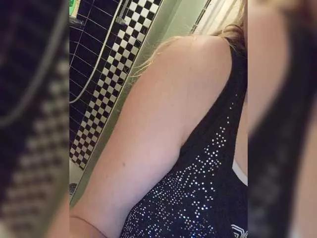 SexyBlondMia — Hi  poj se semnou bavit  poj Full private a bude koukat  stoji to za to  podn si to spolu uijme 