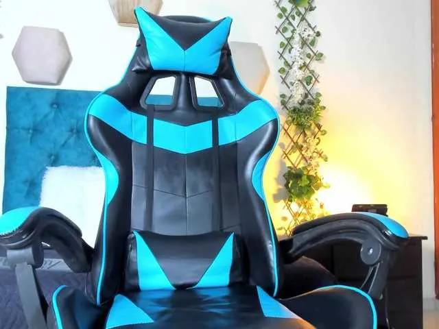 VioletAss — Me excita una buena conversacin y las personas amables. Una caricia en un cualquier parte del cuerpo, me enciende si la persona es corts. El aceite, los lubricantes y sentir la piel de la otra persona me moja demasiado.