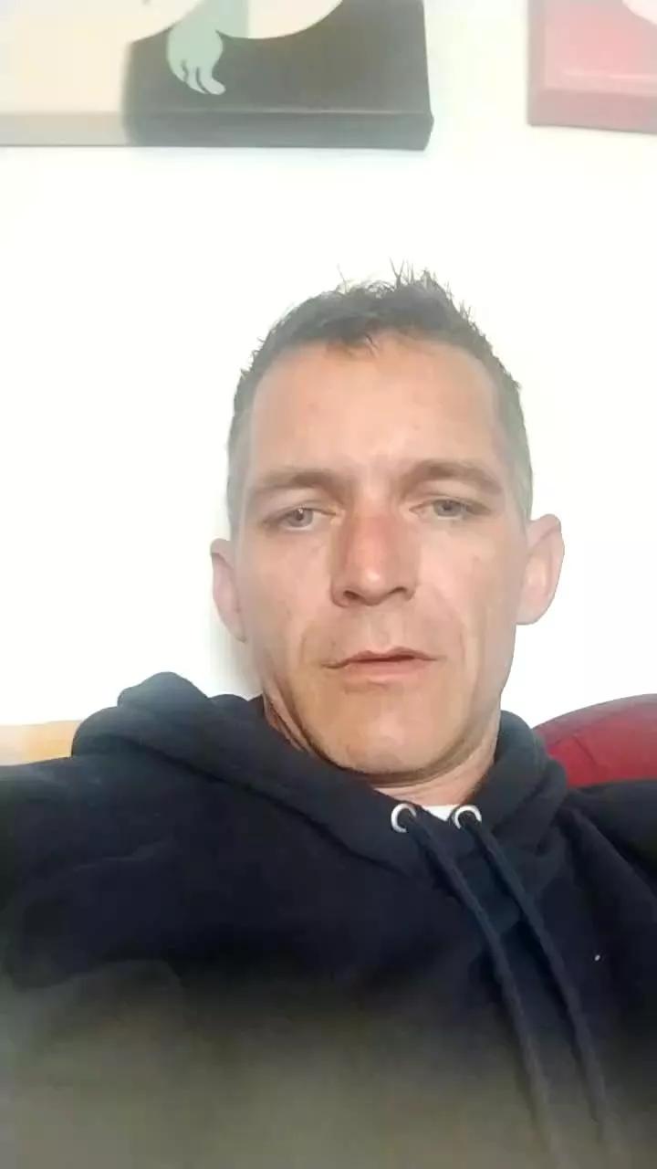 99vers8uncut on Cam4 