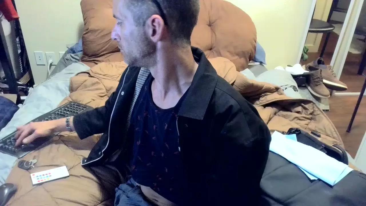 99vers8uncut on Cam4 