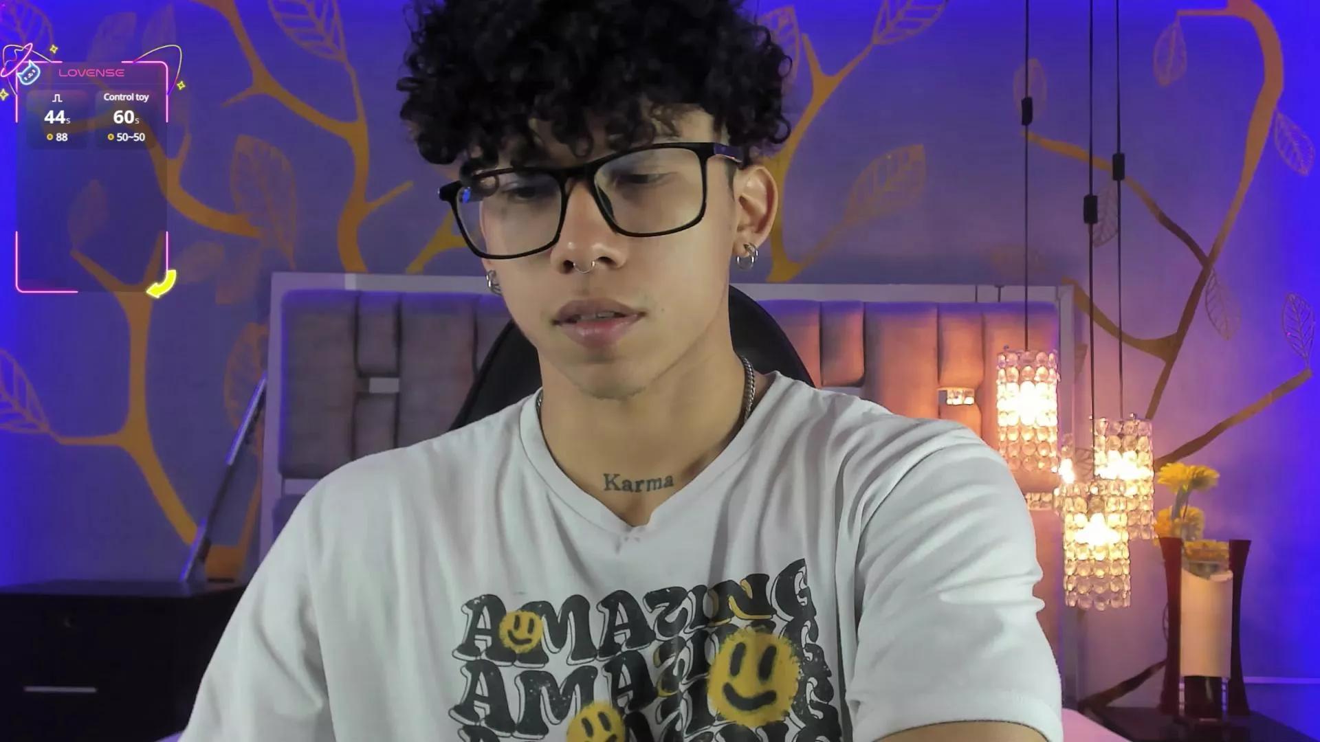Akaza_ on Cam4 