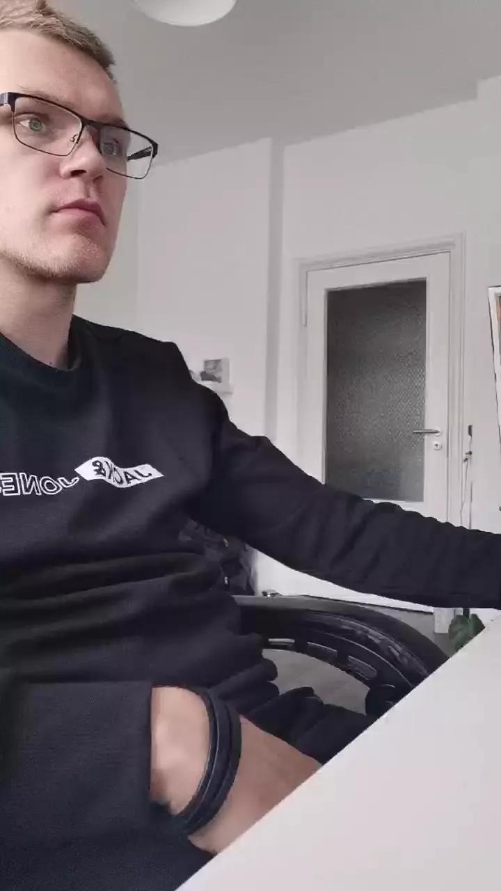 Aleex325 on Cam4 