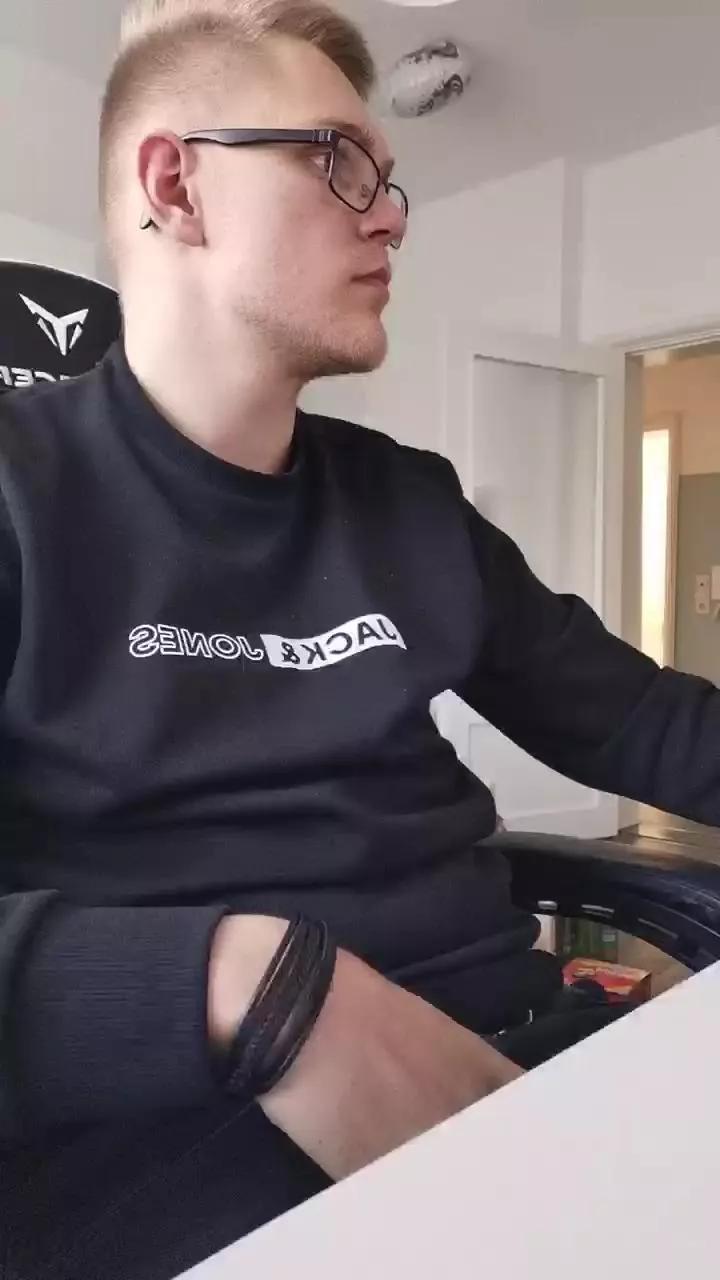 Aleex325 on Cam4 