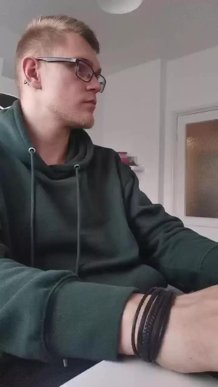 Aleex325 on Cam4 