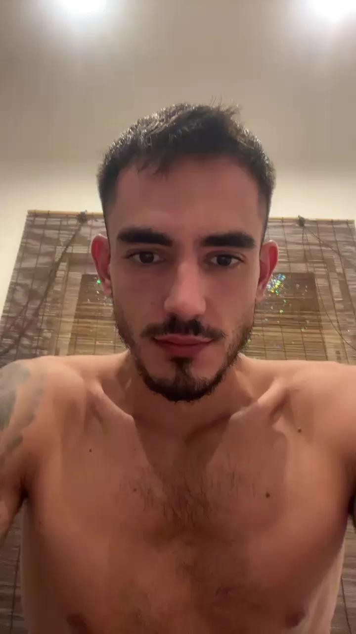 Offline AlejandroAlpha on Cam4