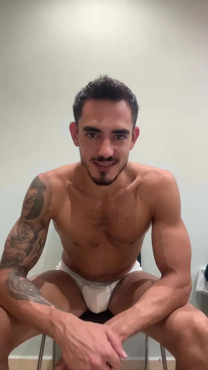 Offline AlejandroAlpha on Cam4