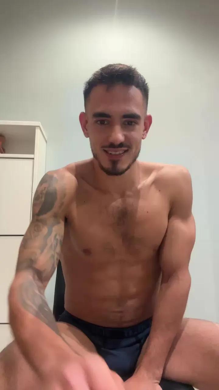 Offline AlejandroAlpha on Cam4
