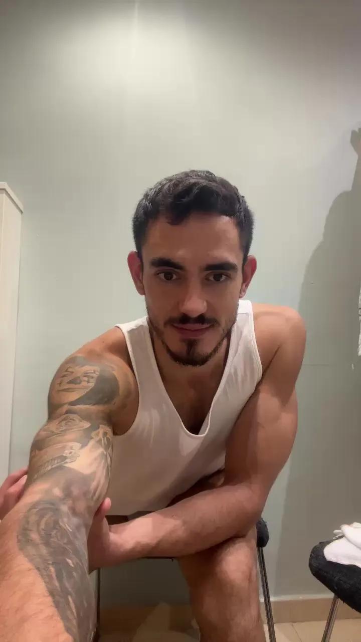 Offline AlejandroAlpha on Cam4