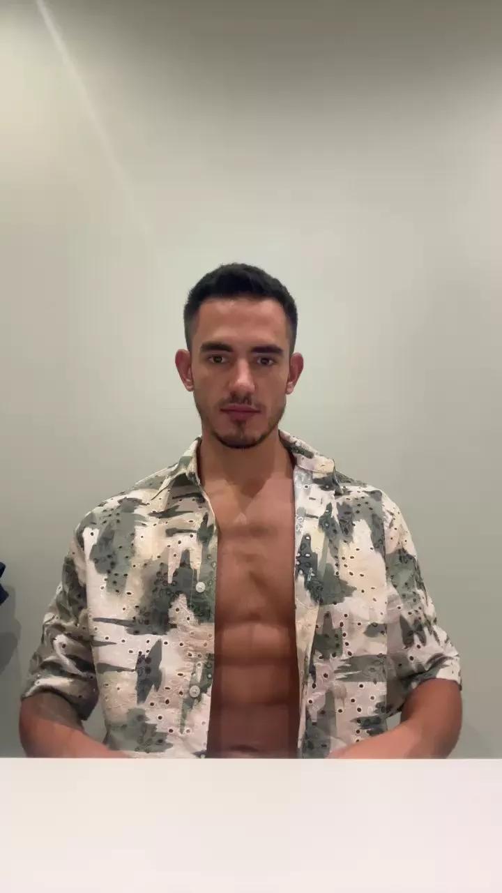 Offline AlejandroAlpha on Cam4