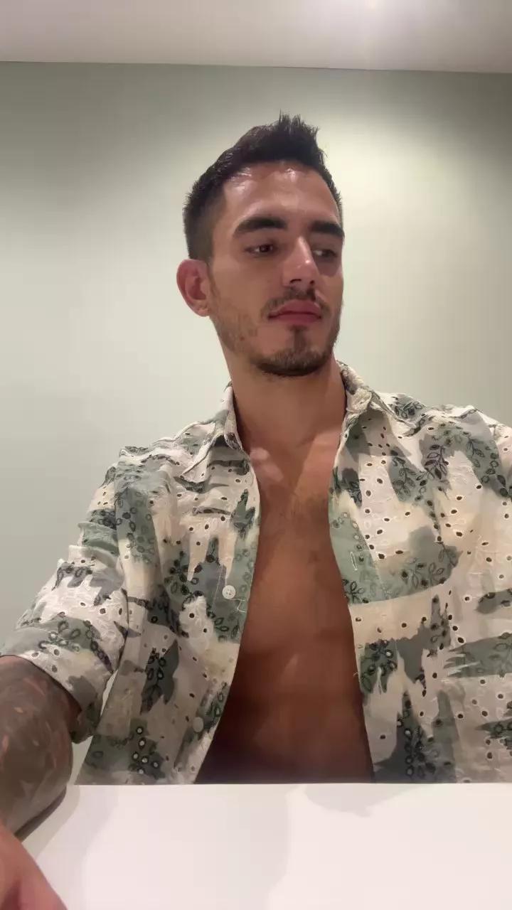 Offline AlejandroAlpha on Cam4
