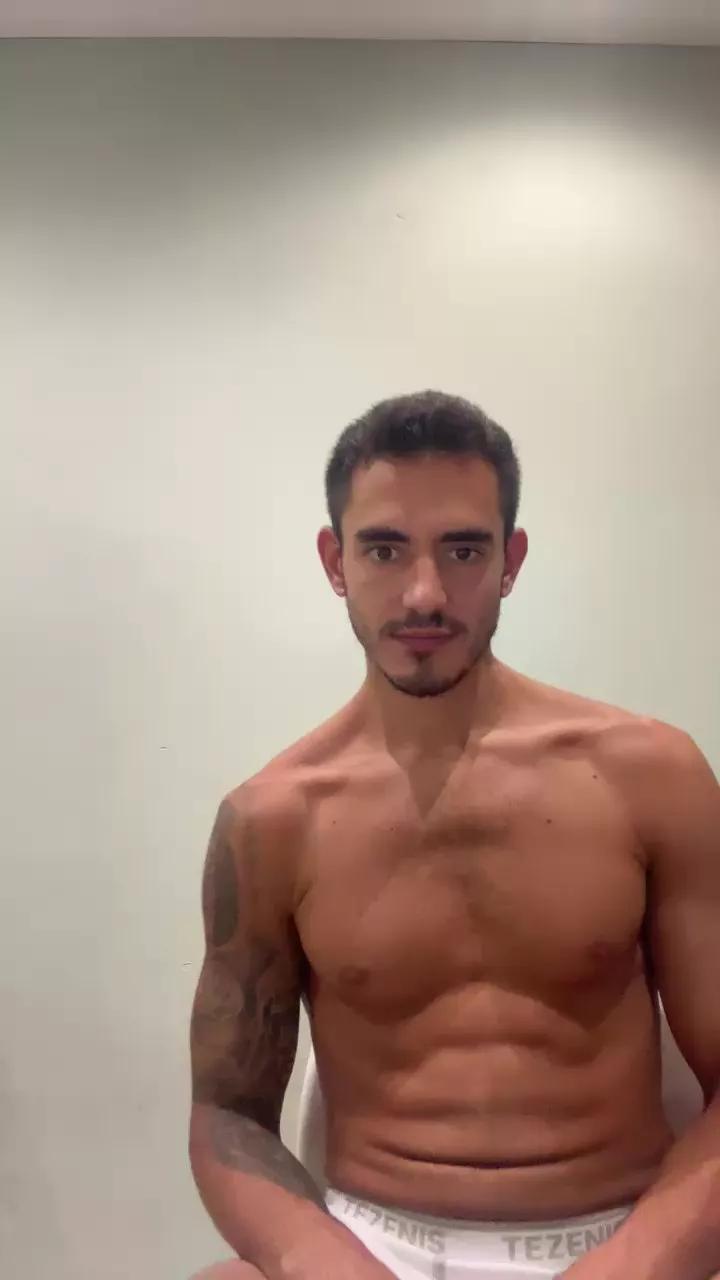 Offline AlejandroAlpha on Cam4