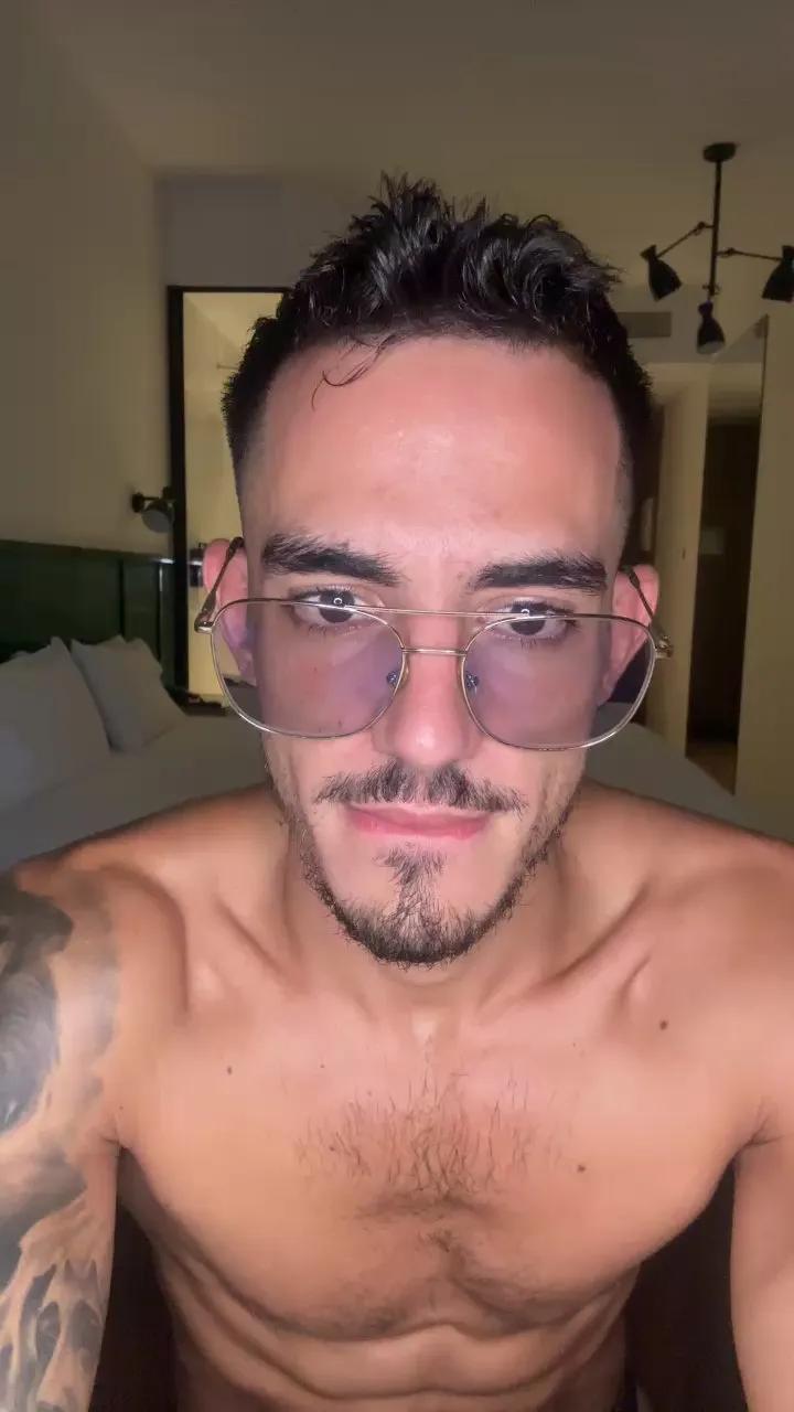 Offline AlejandroAlpha on Cam4