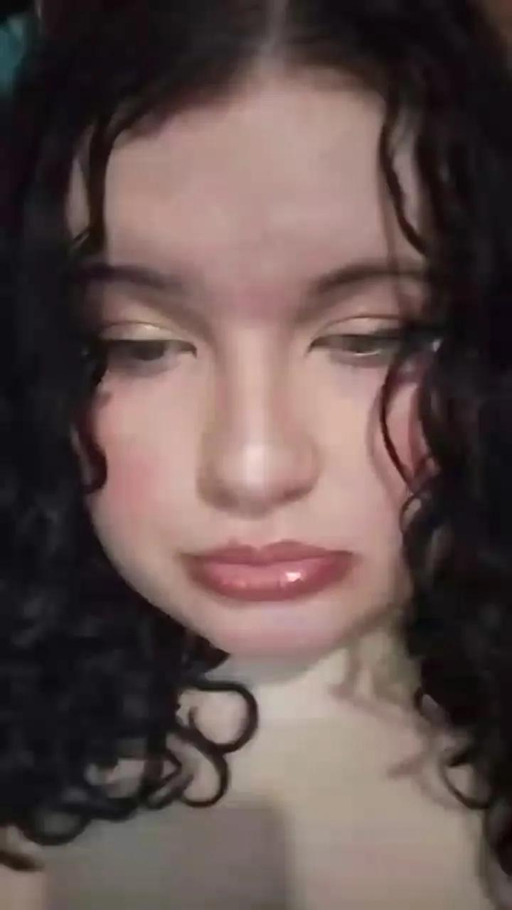 Offline Auroramunizrt on Cam4