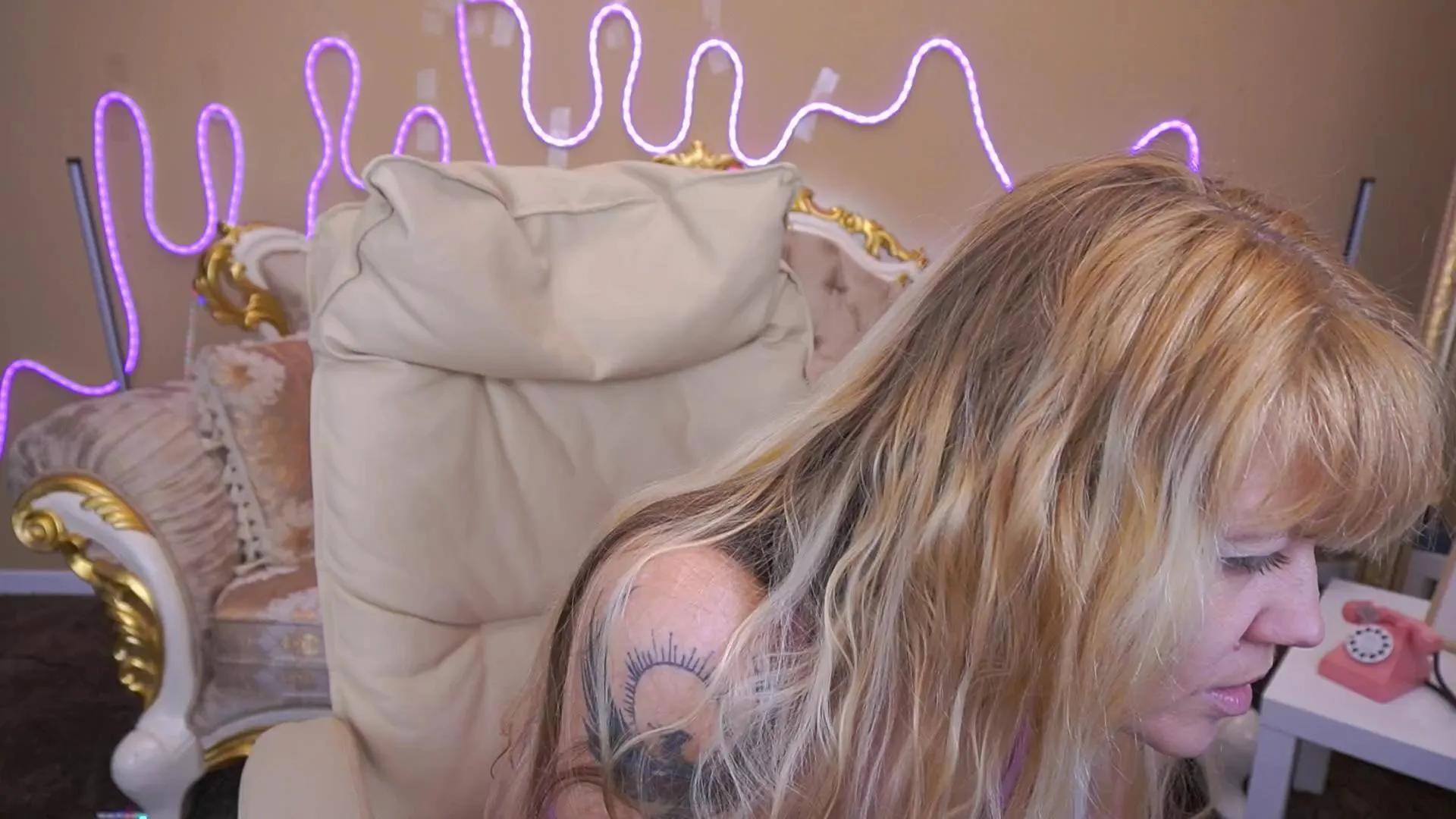 BellaLaPetit —  #armpits #spanking #amateur #feet #ass #blowjob #striptease