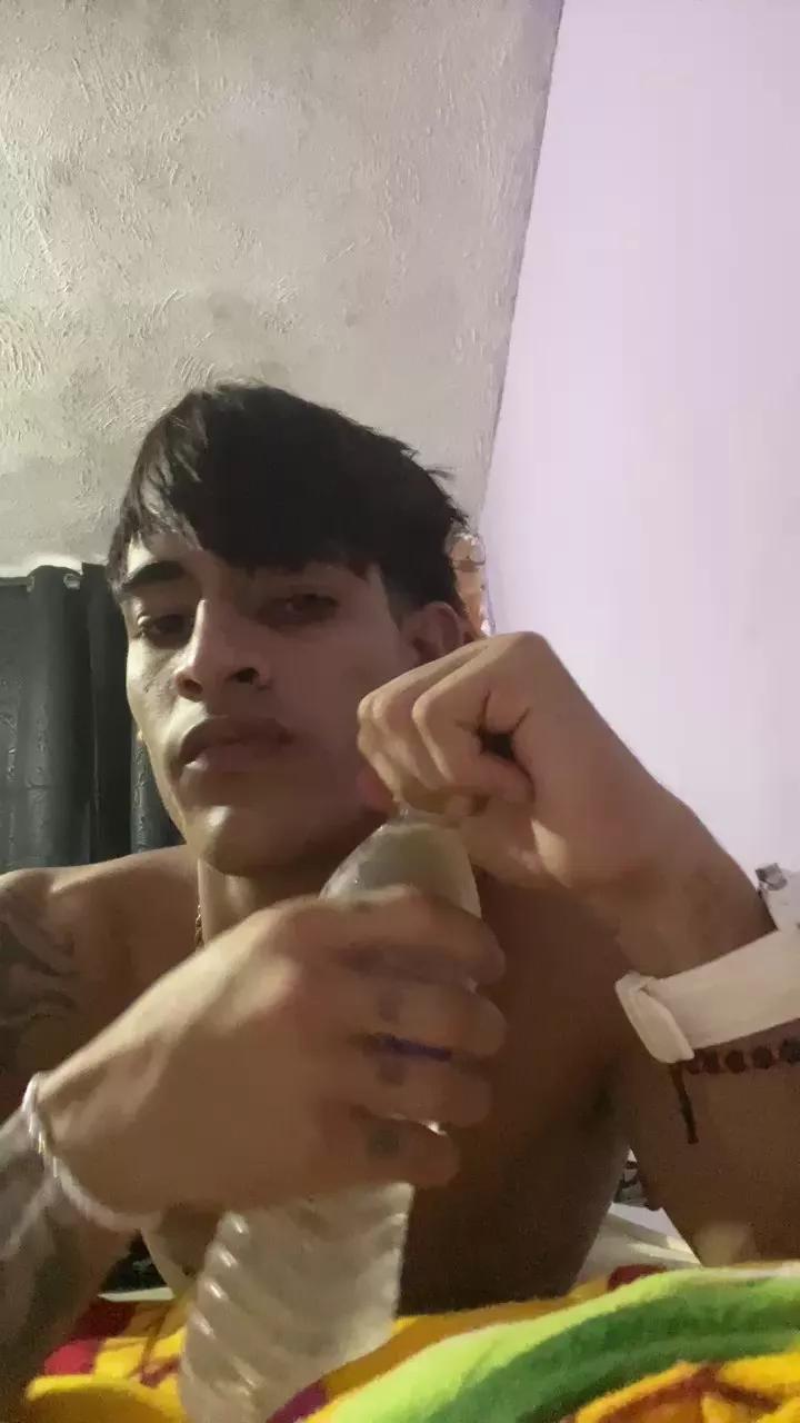 biglatinhard23 on Cam4 