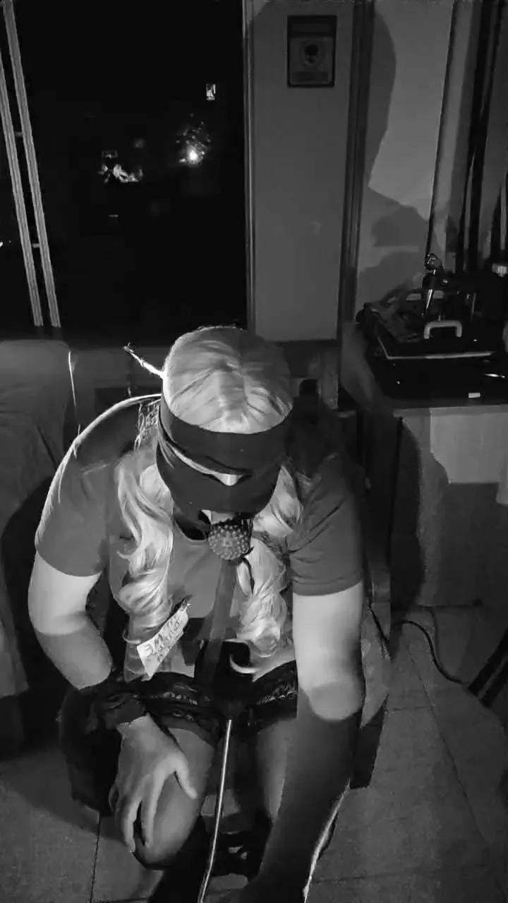 Offline brunasissydoll on Cam4