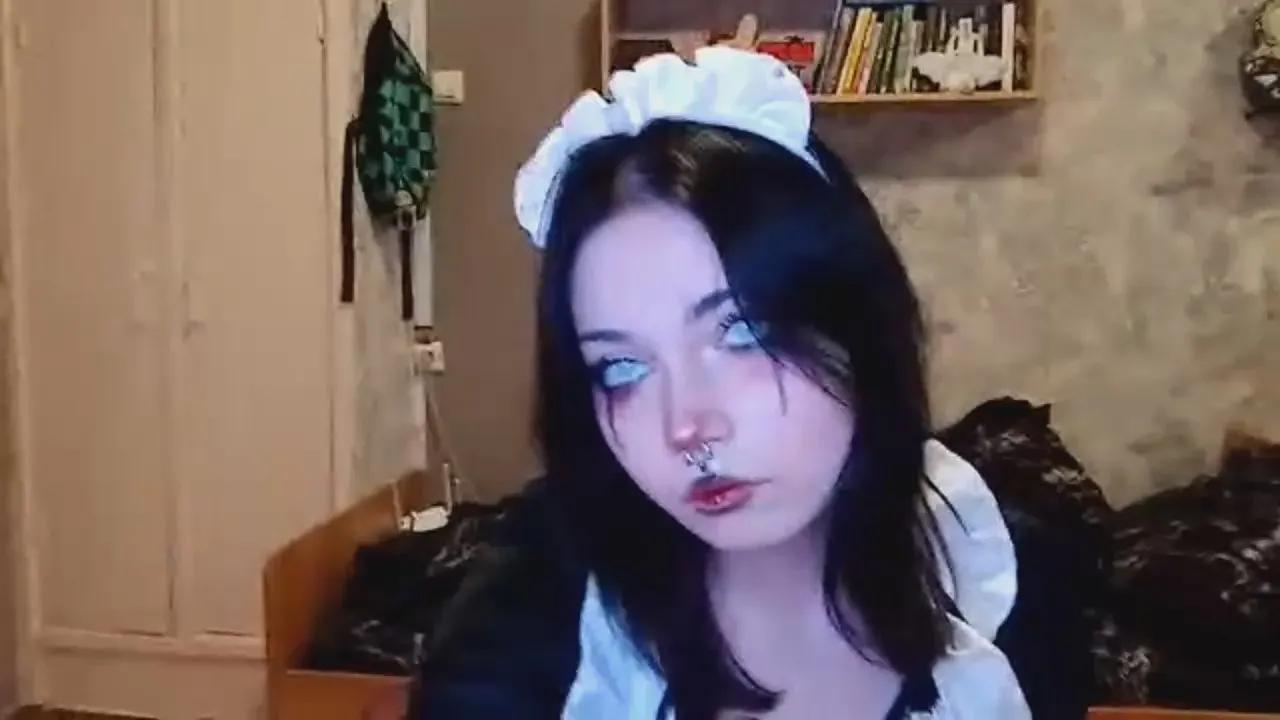 CandraDeignan —  #schoolgirl #gamer #amateur #feet #anal #pee #cum