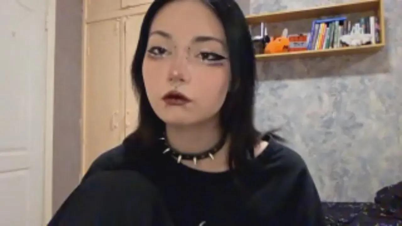 CandraDeignan —  #schoolgirl #gamer #amateur #feet #anal #pee #cum