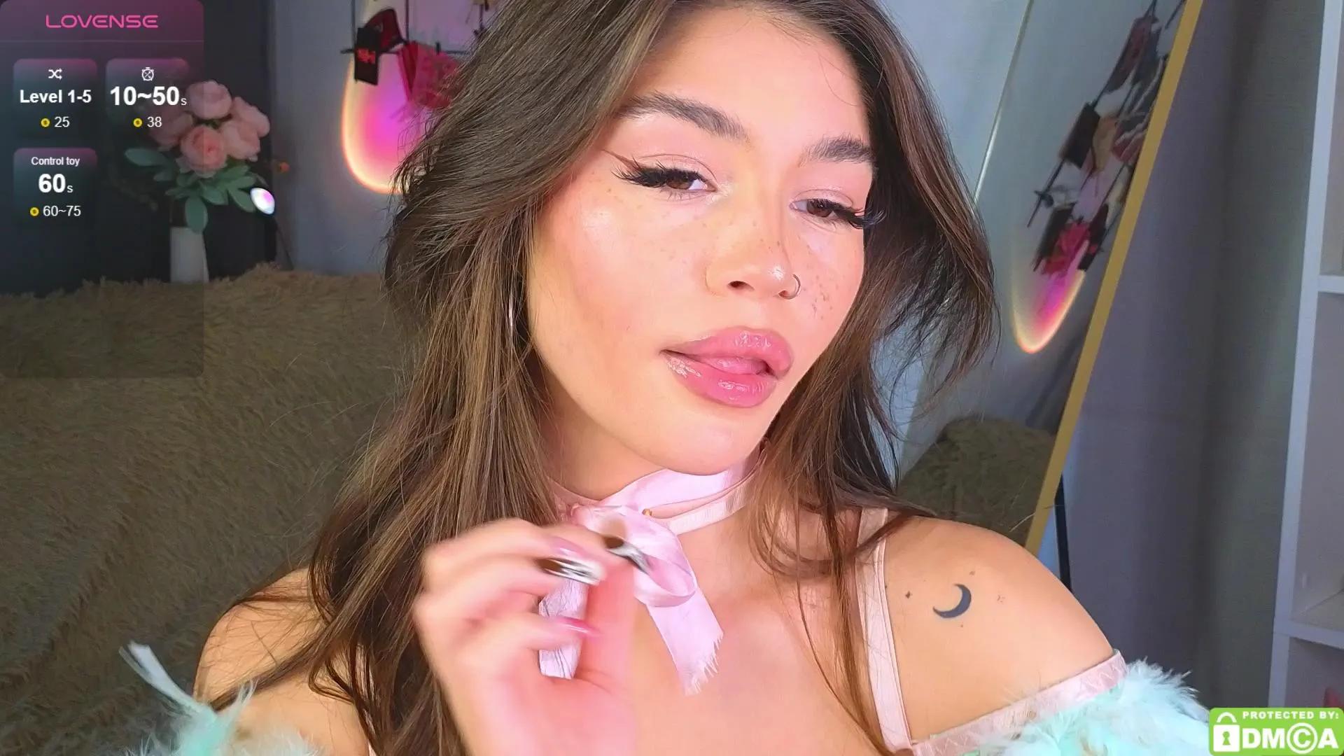 Caroline_Brownn —  #masturbation #armpits #pee #femdom #feet #striptease #C2C