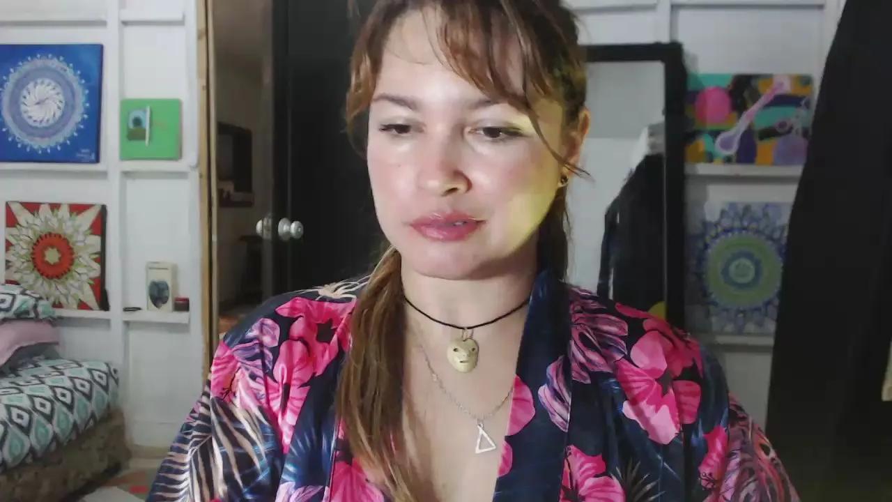 Offline Chiaraferrara on Cam4