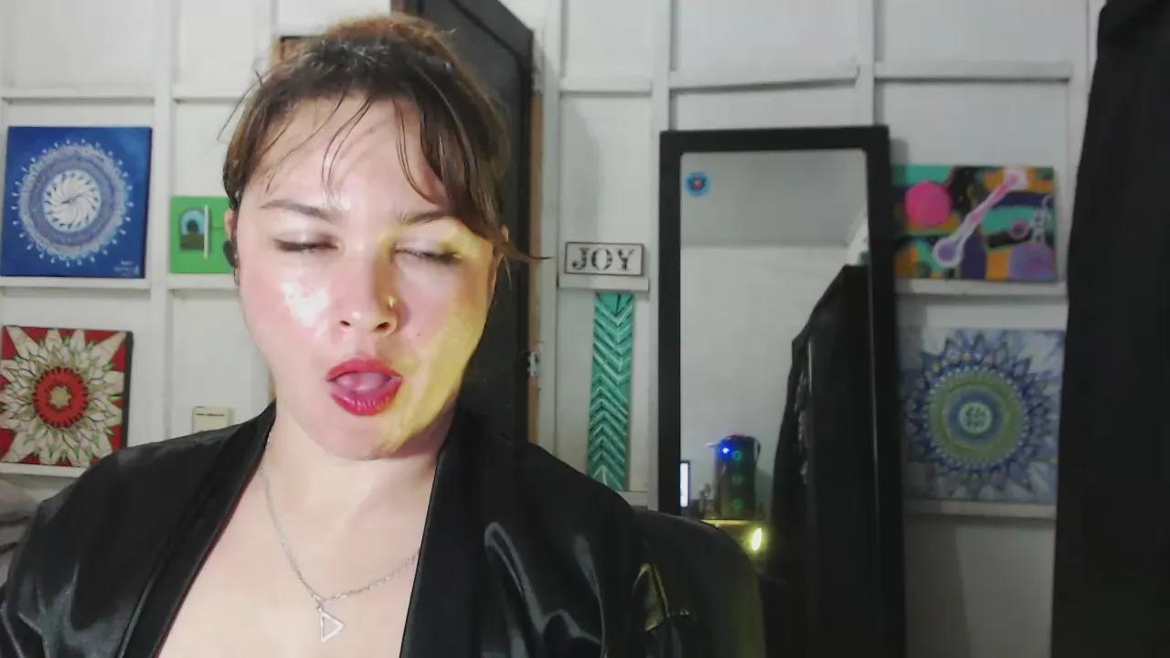 Offline Chiaraferrara on Cam4