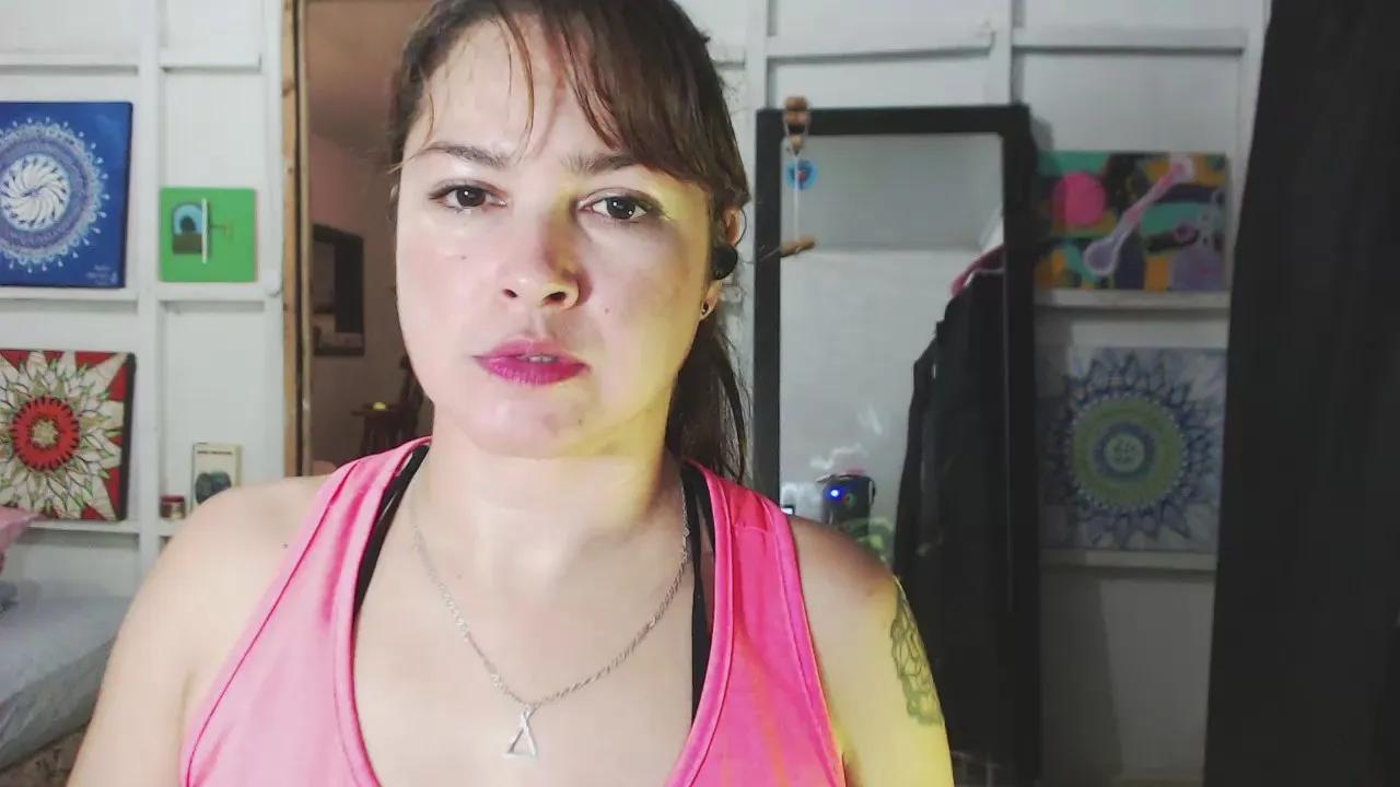 Offline Chiaraferrara on Cam4