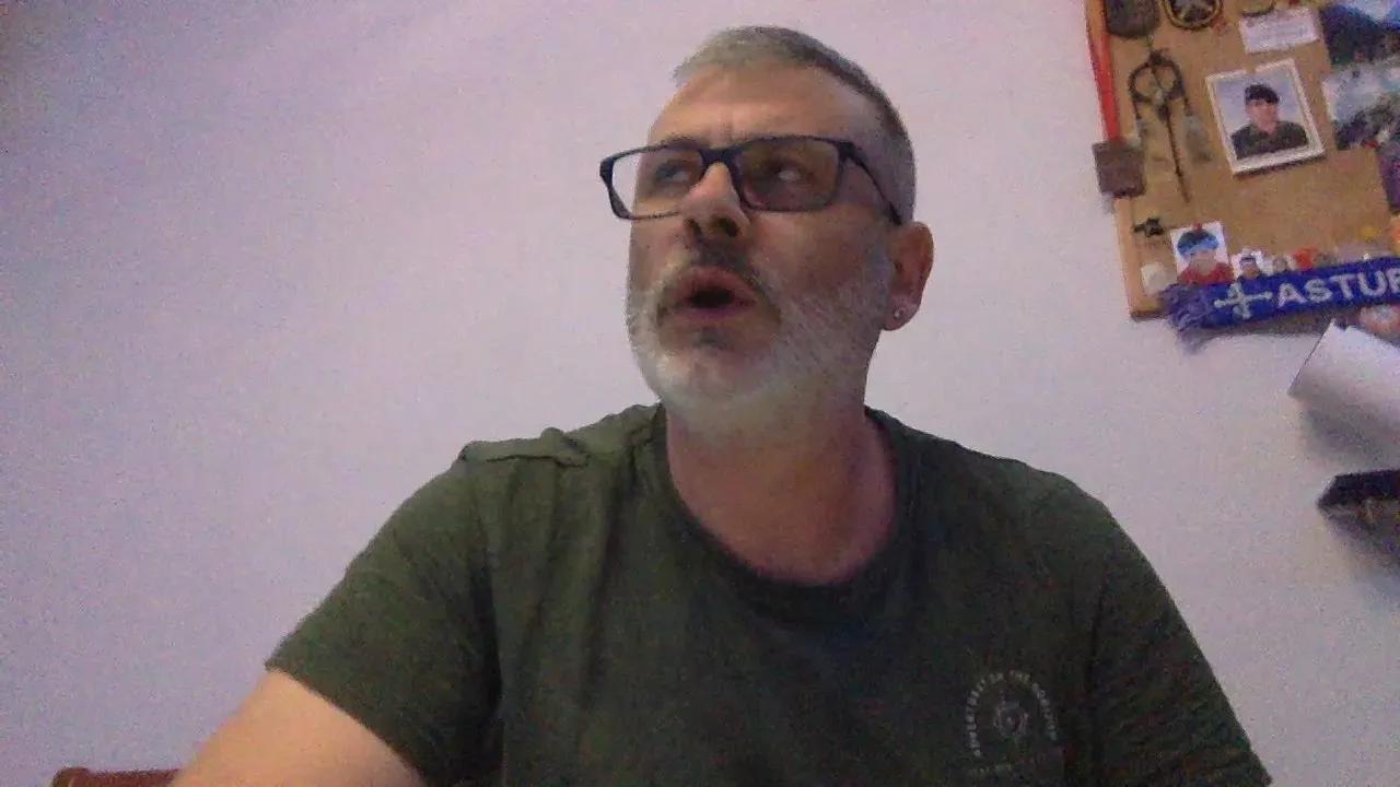 chicogijon40 on Cam4 