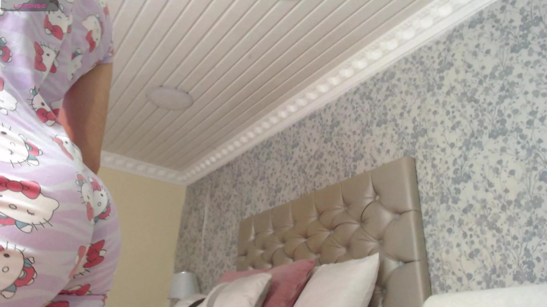 chritieDoutzen on Cam4 