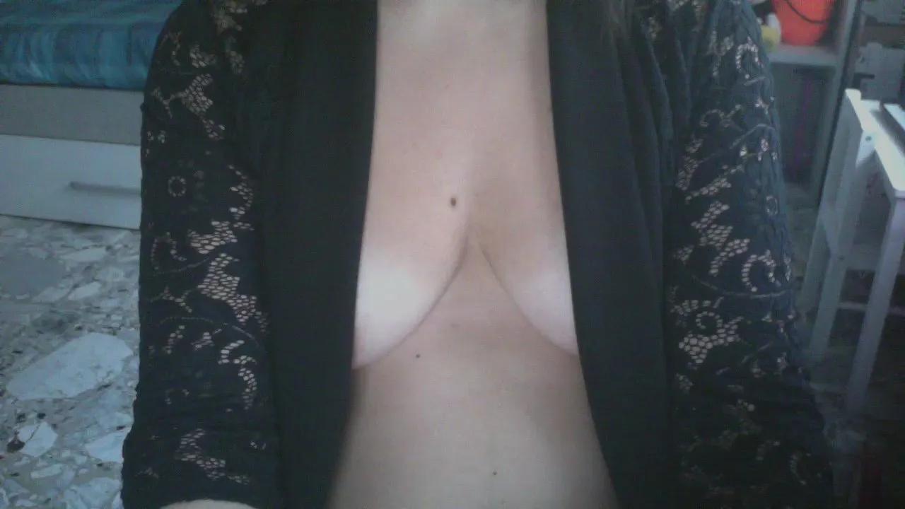 claudia20004 — Freechat on Cam4