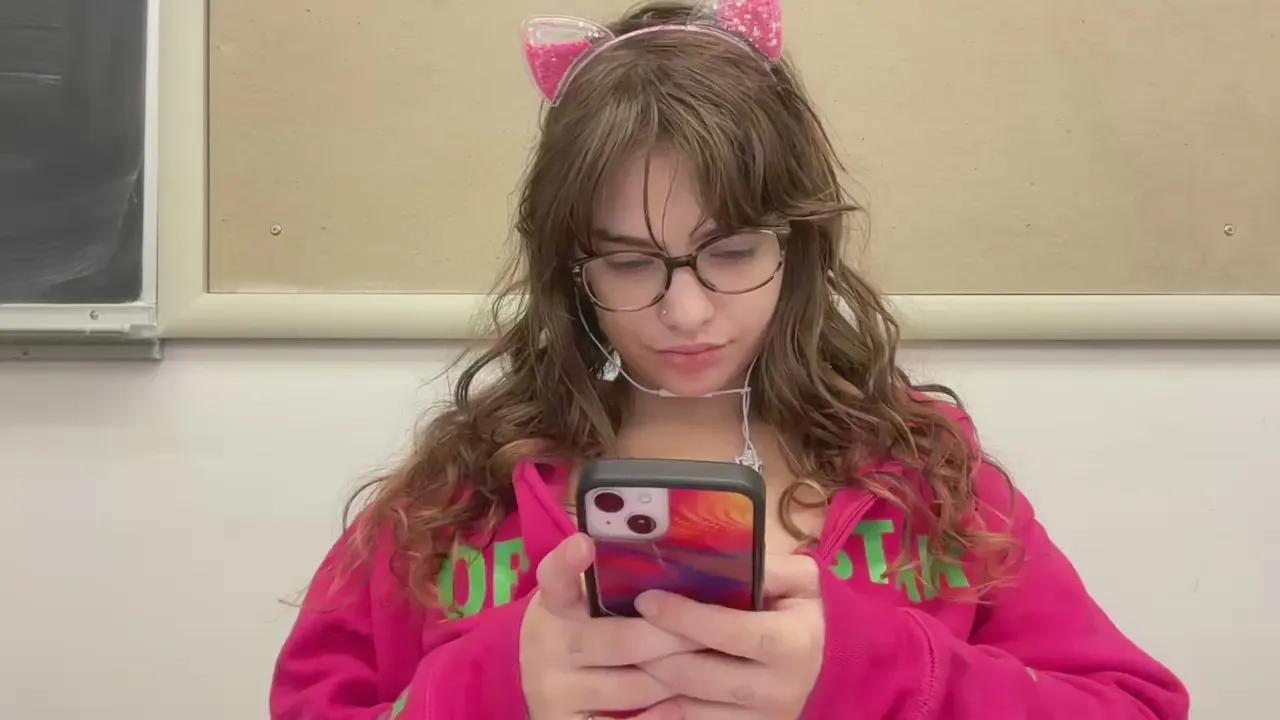 collegebigtits on Cam4 