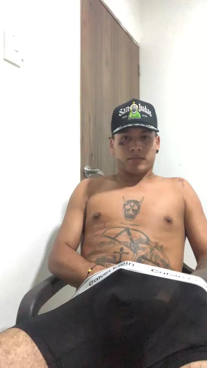 Crow_master00 — #milk #masturbation #Tattos #feet #latino