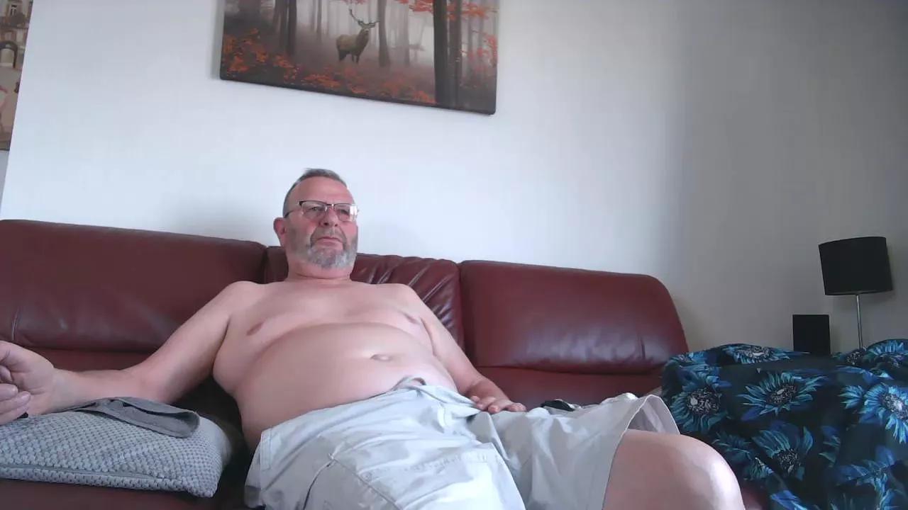 Offline curvycock67 on Cam4
