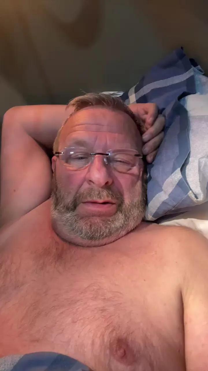Offline curvycock67 on Cam4