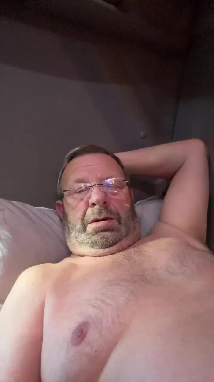 Offline curvycock67 on Cam4