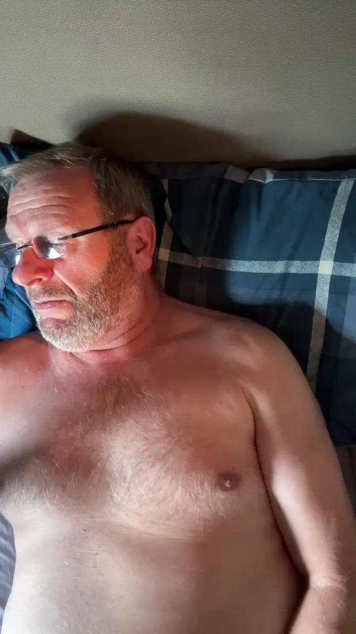 Offline curvycock67 on Cam4