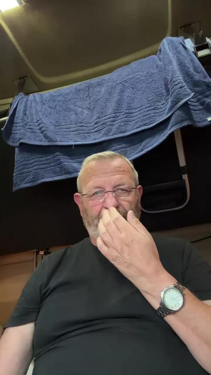 Offline curvycock67 on Cam4